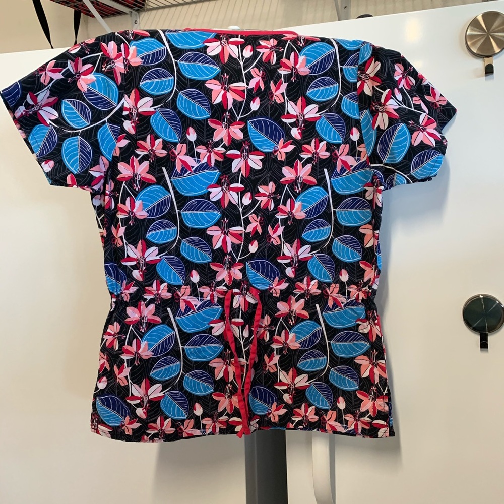 Scrub TOP - Picture 3 of 3